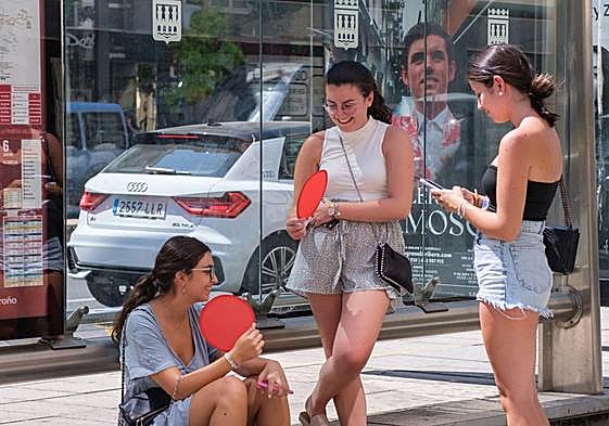 A la espera del autobús dándole al pai pai.