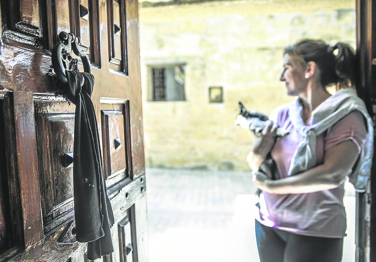 Yolanda Castillo, en la puerta de su casa con su perro.