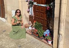 Yolanda Castillo en la puerta de la casa de Guillermo.