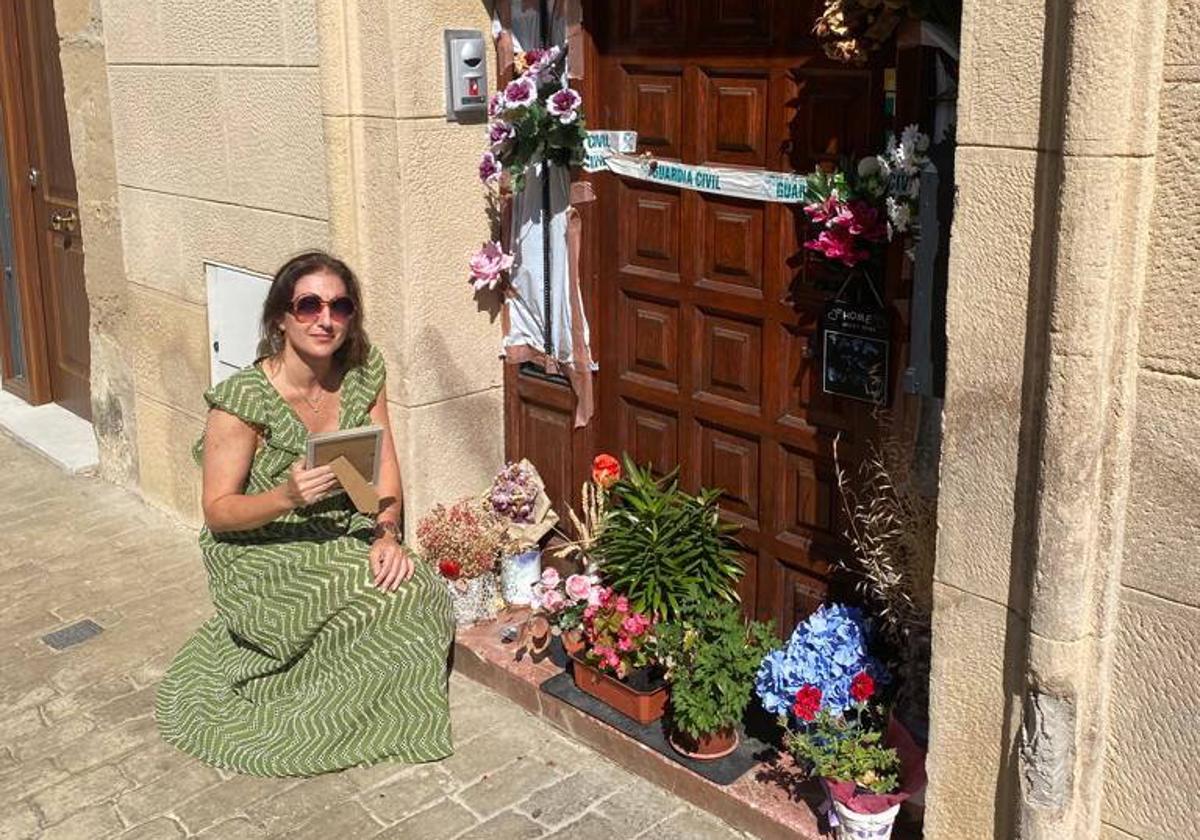 Yolanda Castillo en la puerta de la casa de Guillermo.