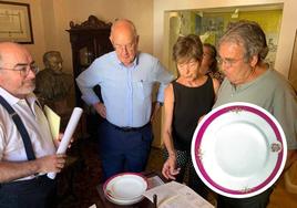 Uno de los platos donados. Pepe Gómez atiende a la familia Domínguez-Gil en el Espacio Sagasta de Torrecilla en Cameros.