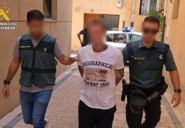 Agentes de la Guardia Civil trasladan a uno de los detenidos.