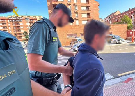 Imagen secundaria 1 - Arriba, agentes de criminalística trabajan en el lugar de los hechos. Abajo, traslado de uno de los detenidos y un guardia civil entra en la casa de Guillermo Castillo.