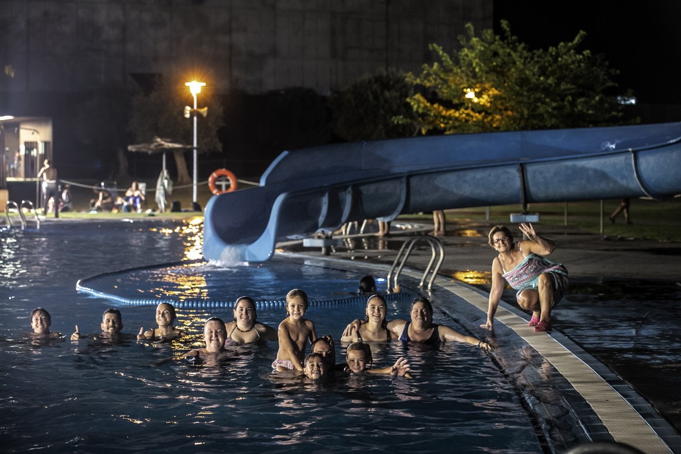 Mar y Ana se bañan en la noche de ayer junto a familiares, amigos y otros vecinos.