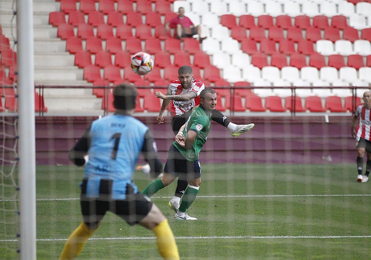 Escobar dispara para hacer el 1-0.