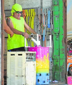 Imagen secundaria 2 - Arriba peatones delante del vallado del encierro, en las dos de abajo feriantes de las atracciones. 