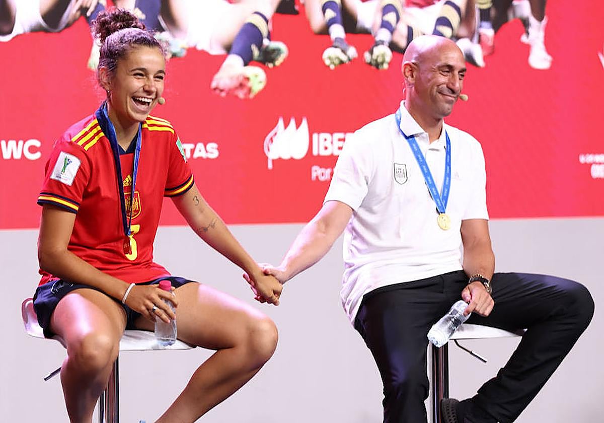 Ana Tejada, con Rubiales cuando la selección española Sub'20, de la que la riojana formaba parte, fue recibida tras ganar el Mundial.