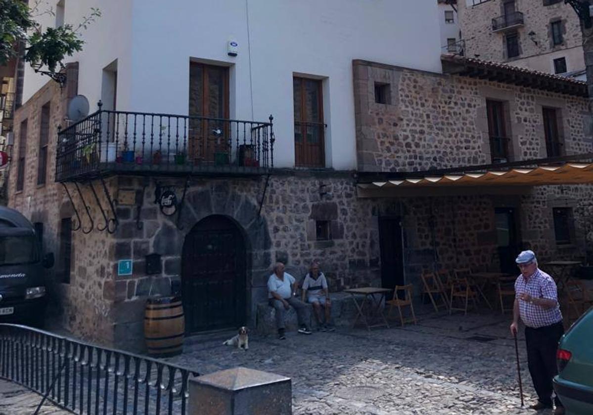 Exterior de la Unión Tertulia Ortigosana, con el bar abajo.