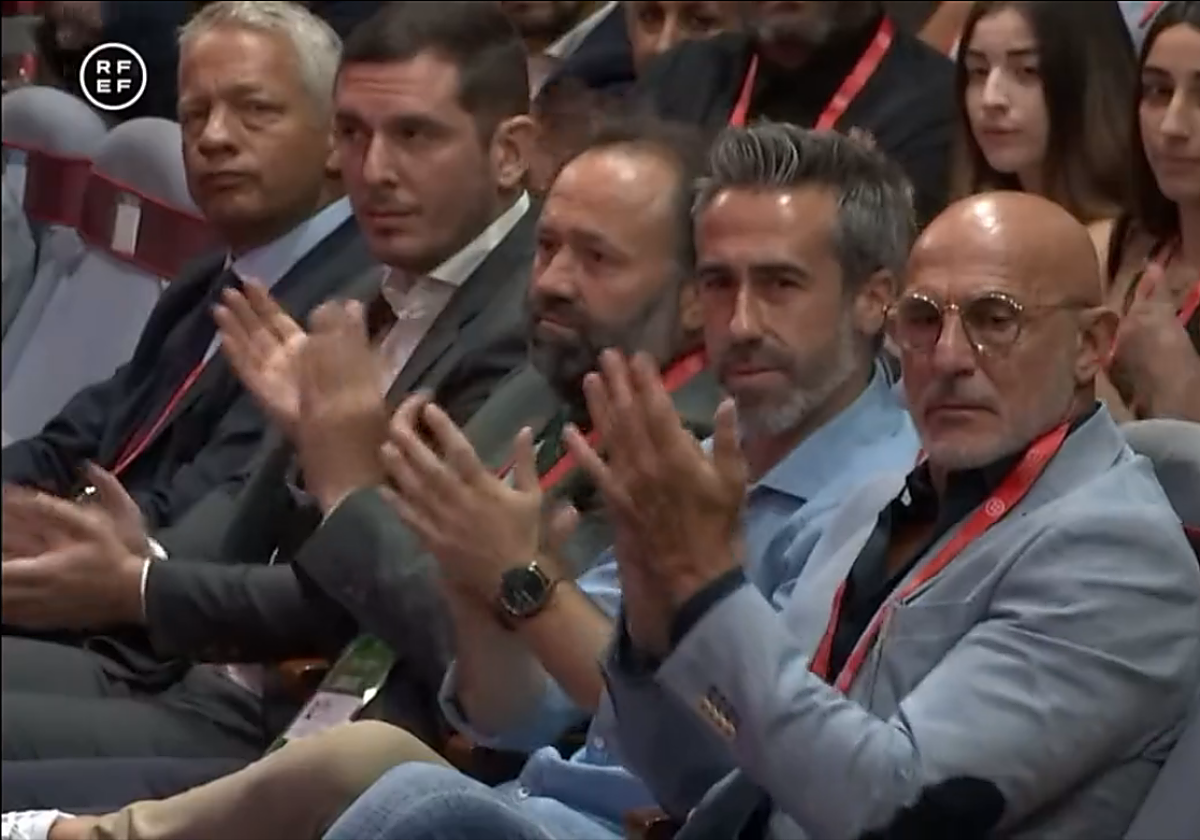 De la Fuente aplaude el discurso de Luis Rubiales.