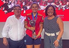Itziar Díaz, a la derecha, junto al presidente de la Riojana, Jacinto Alonso, y la mundialista sub'20 Ana Tejada.