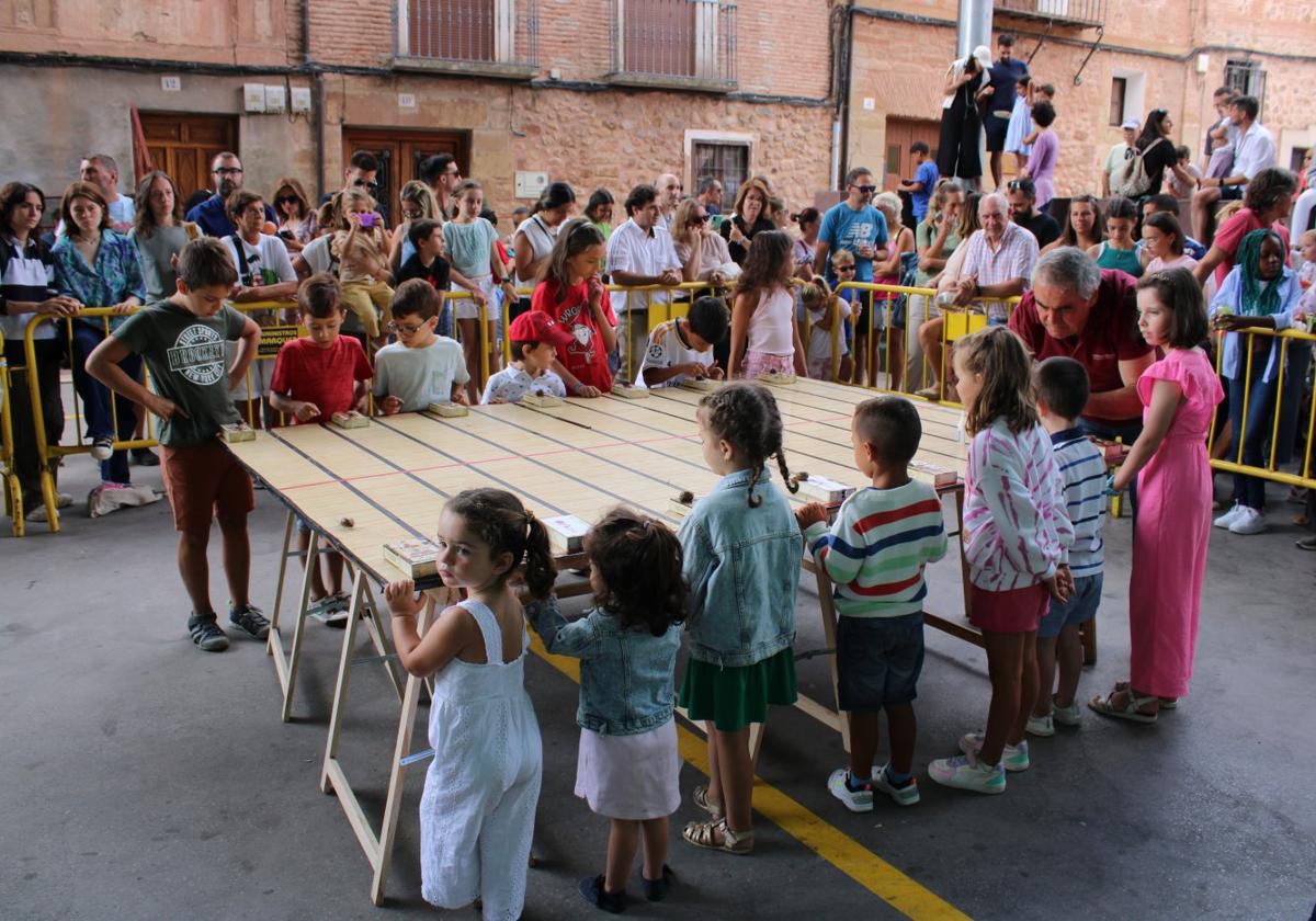 El público no se quiso perder la XXXV edición del Arrastre de Caracoles de Tricio.