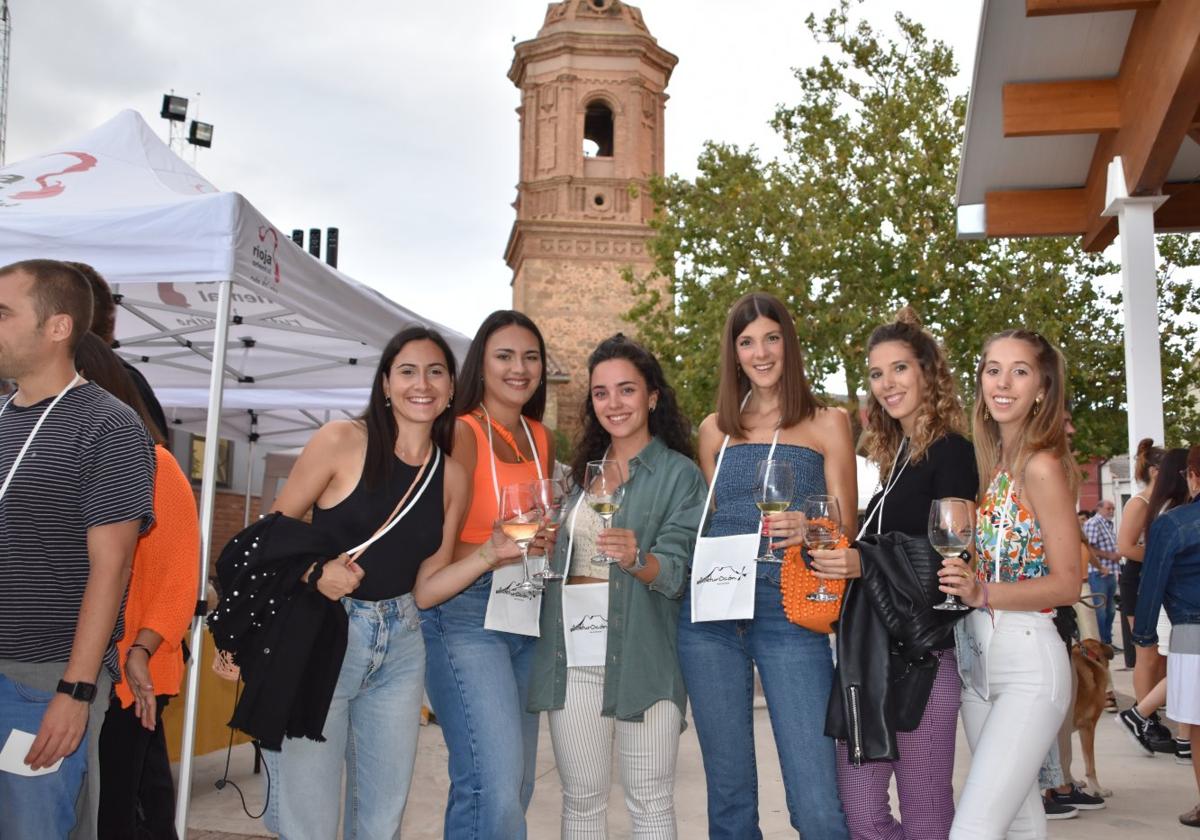 Una cuadrilla en la jornada enogastronómica de Pipaona con la torre de Santa Catalina al fondo.