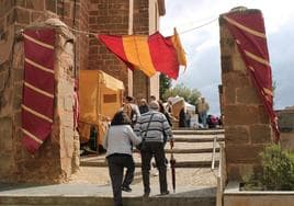 Los visitantes disfrutaron del Mercado del Trato en las inmediaciones de la iglesia de San Saturnino.