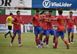 Los rojillos celebran el gol marcado de penalti por Raúl Rubio.