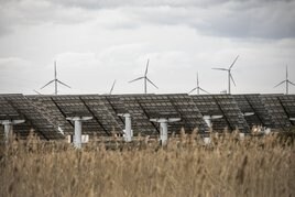 Vista del parque eólico de Raposeras, en Calahorra, junto a un huerto solar.