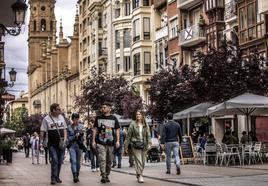 Turistas caminan por la logroñesa calle Portales, en una imagen de archivo.