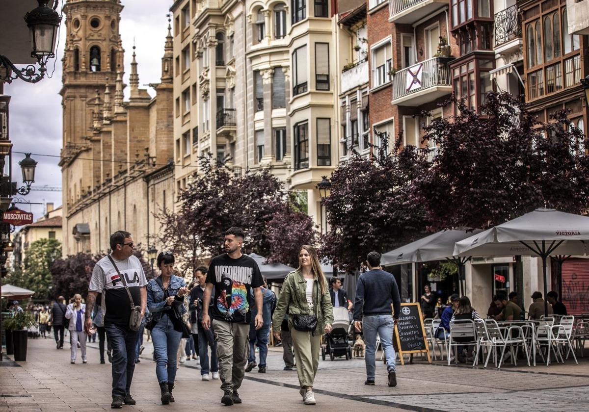 Turistas caminan por la logroñesa calle Portales, en una imagen de archivo.