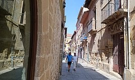 Dos personas junto a la casa.