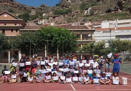 Entrega de diplomas a los niños asistentes al curso de formación de tenis celebrado en agosto.