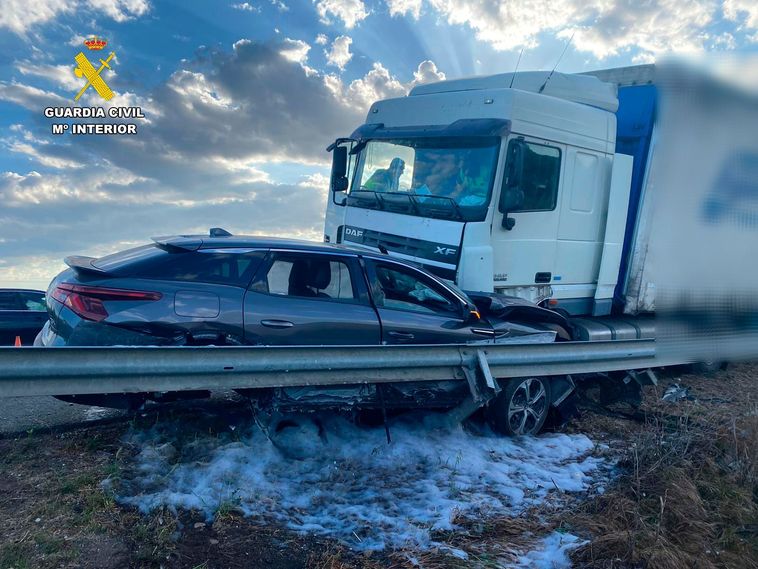 El camión accidentado, en el lugar de la colisión.