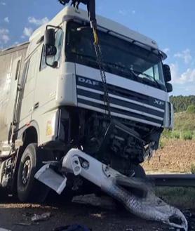 Imagen secundaria 2 - Daños cuantiosos en los vehículos implicados en el accidente.