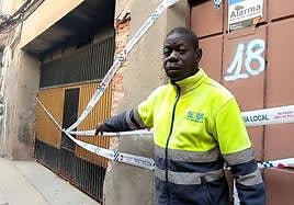 Ibou Diagne Fall, compañero de piso de Mari, delante del inmueble en el que vivían junto a otras cuatro personas.