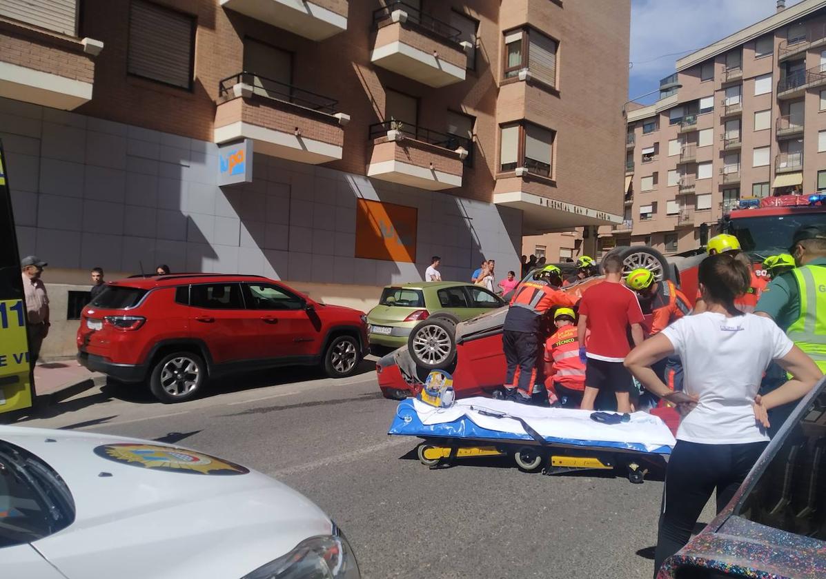 Los bomberos, en pleno trabajo en el vehículo