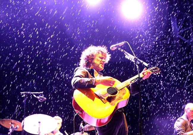 Quique Gonzçalez, cantando bajo la lluvia