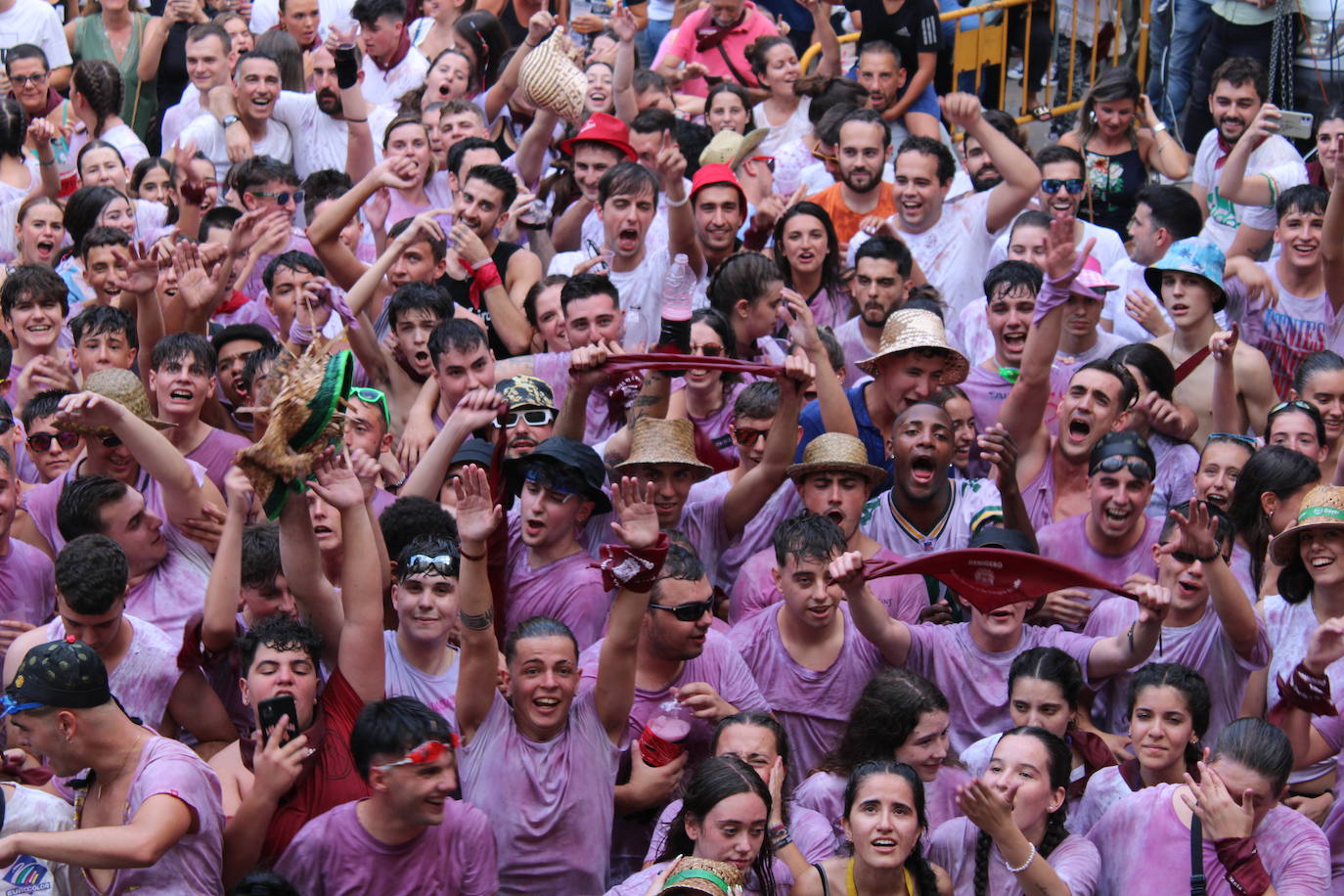 Cenicero dispara el cohete de fiestas