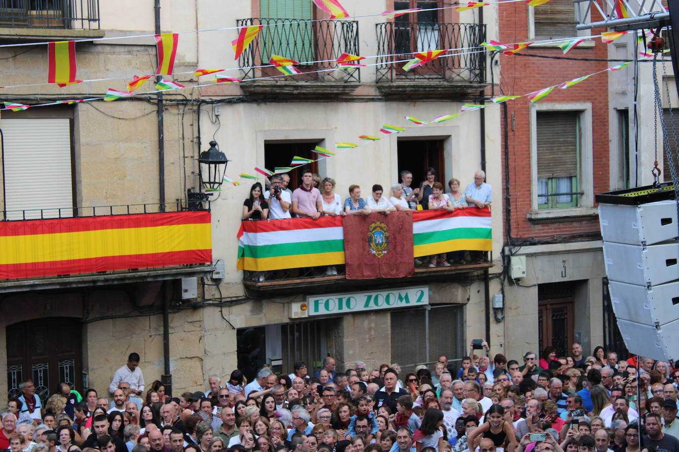 Cenicero dispara el cohete de fiestas