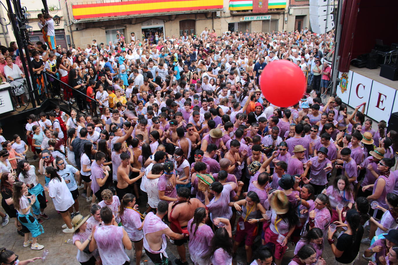 Cenicero dispara el cohete de fiestas