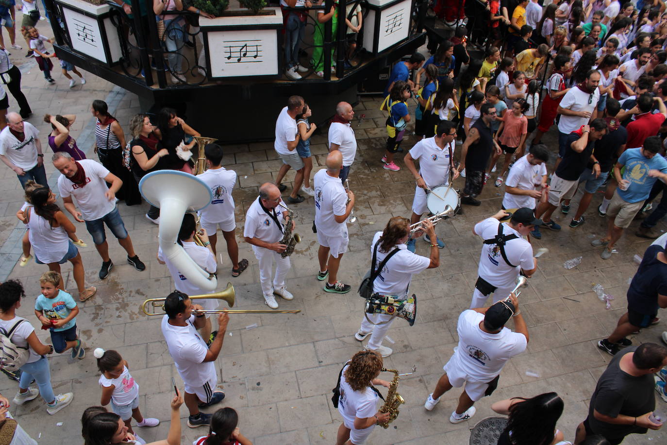 Cenicero dispara el cohete de fiestas