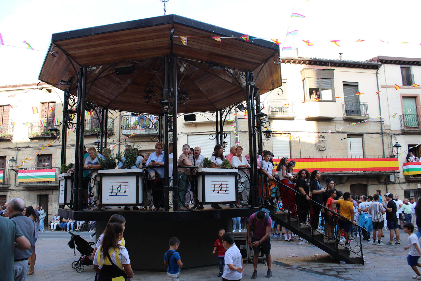 Cenicero dispara el cohete de fiestas