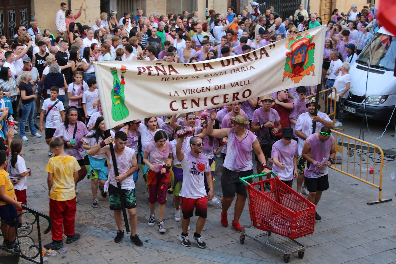 Cenicero dispara el cohete de fiestas