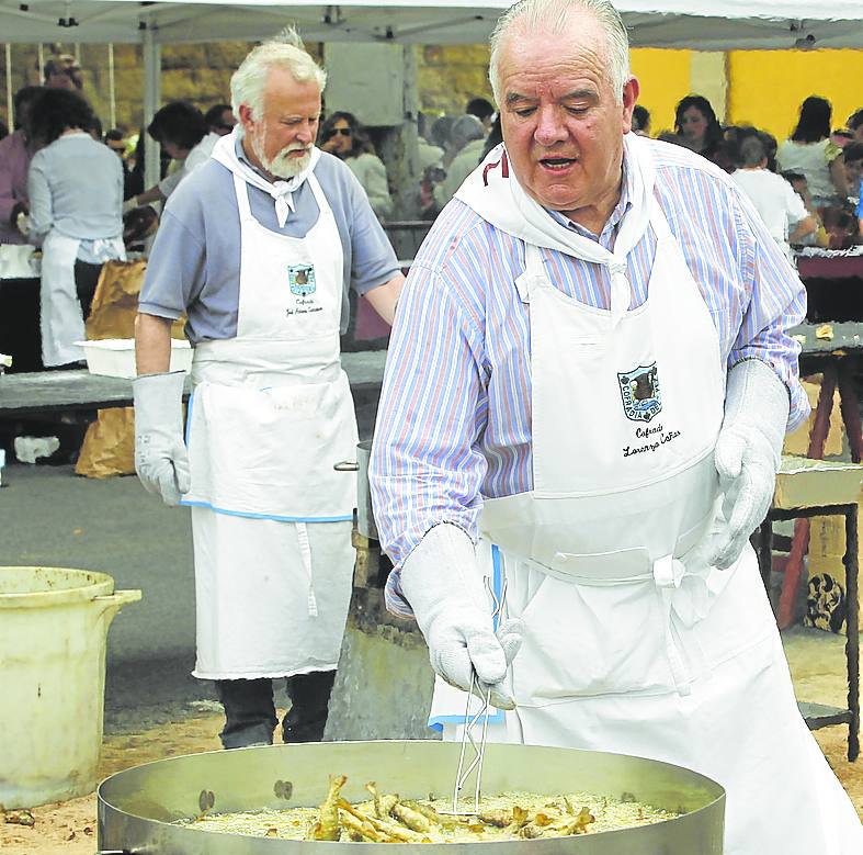 Cañas fríe peces en El Revellín con la Cofradía del Pez.