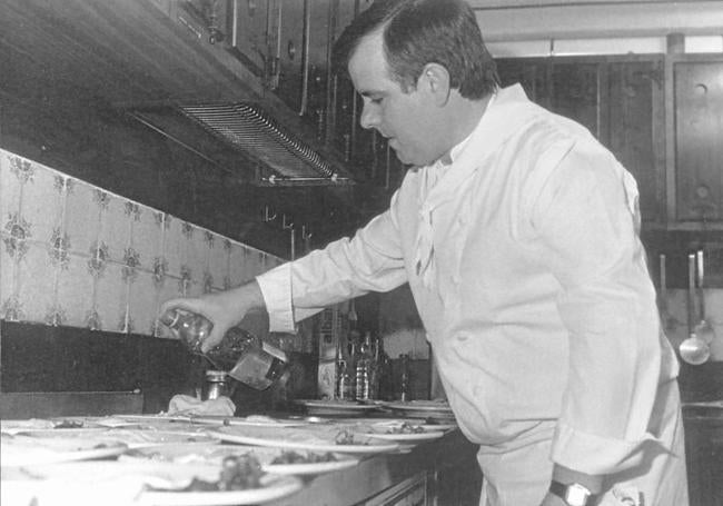 Lorenzo Cañas, en sus inicios, cocinando en una sociedad gastronómica.