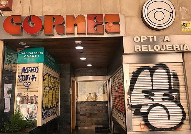 La óptica relojería Cornet, totalmente pintada en Portales.