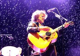 Quique González, bajo la lluvia del viernes en Logroño.