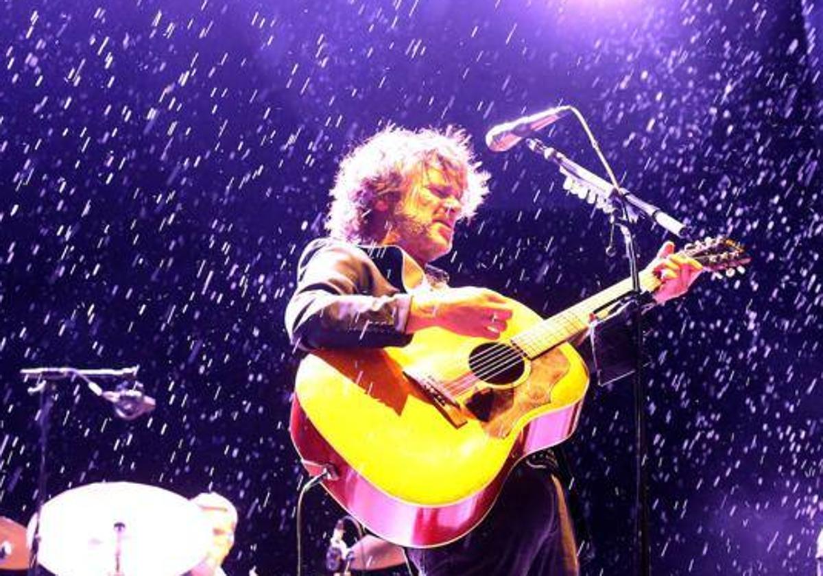 Quique González, bajo la lluvia del viernes en Logroño.