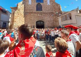 Pañuelos del centenario frente a la torre de la parroquia y baile de los gigantes de las cofradías de San Gil y Santa Ana.