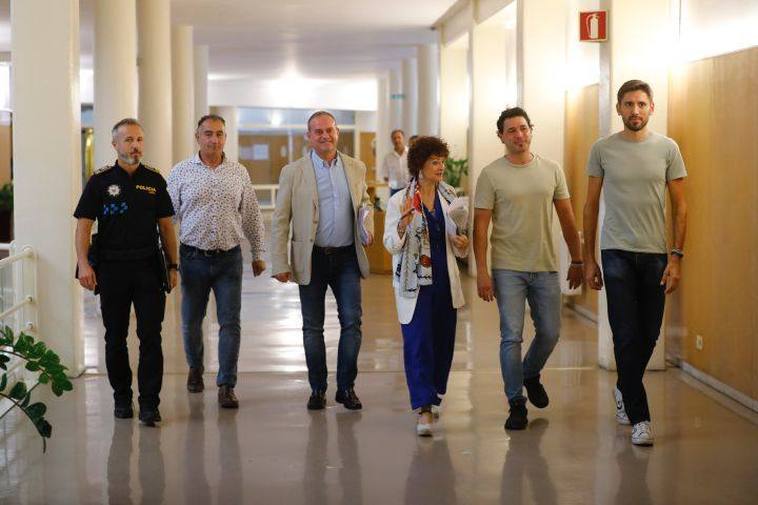 La concejala de Personal, Celia Sanz, y el edil de Interior, Francisco Iglesias, junto al comisario Jesús Herce y los representantes sindicales de SPPM y UGT.