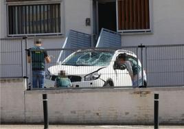 Los investigadores, con el coche del atropello, esta mañana.