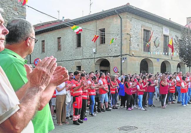 Aplausos para homenajear al sanitario fallecido, Manuel Montoya, en su pueblo, Santurde.