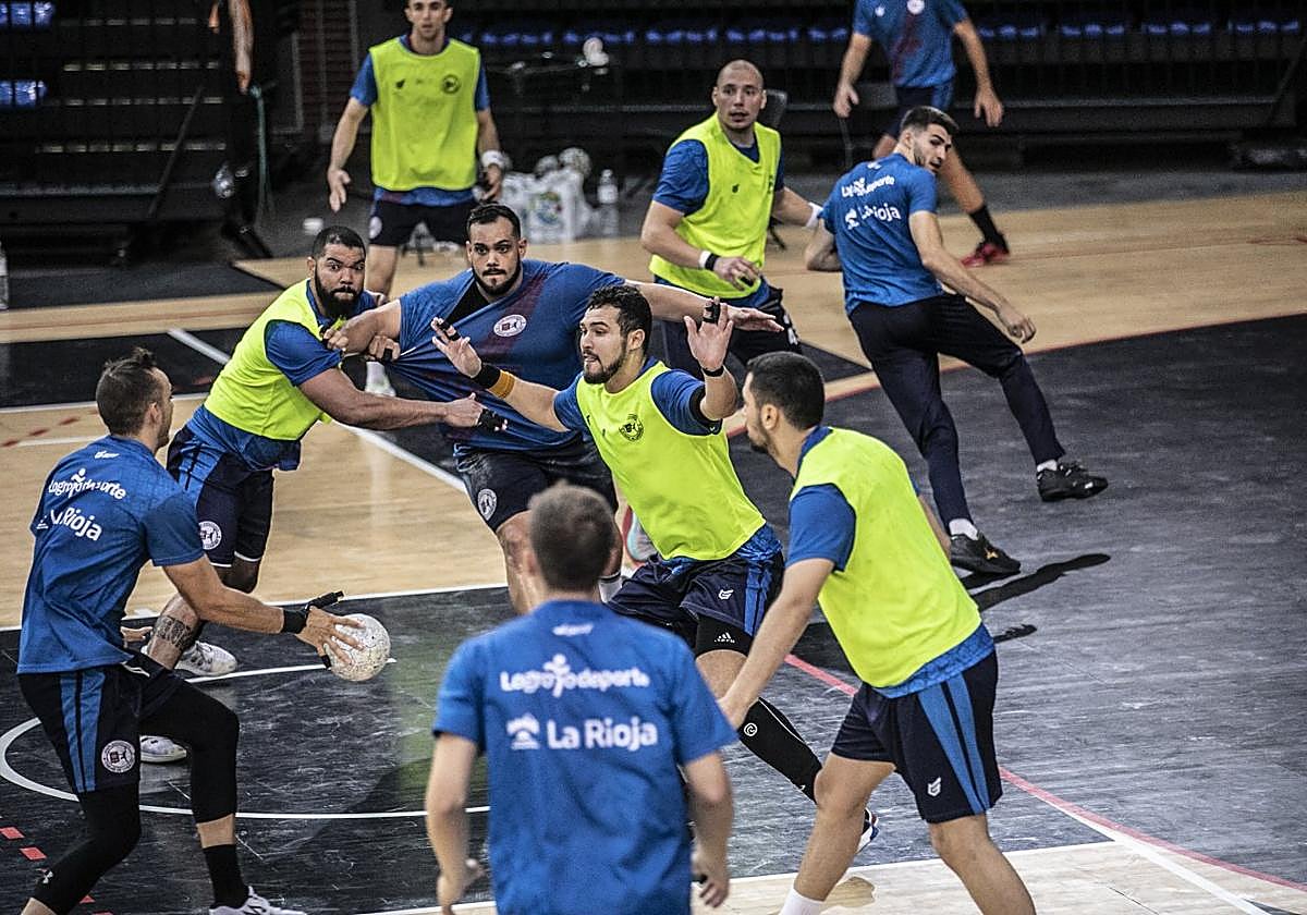 Edu Cadarso busca conectar con Javi García en el pivote durante un entrenamiento.