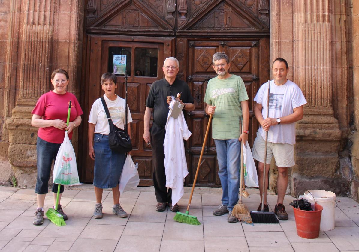 Algunos de los voluntarios que este martes acudieron a limpiar el interior de la torre de la Santa Cruz.