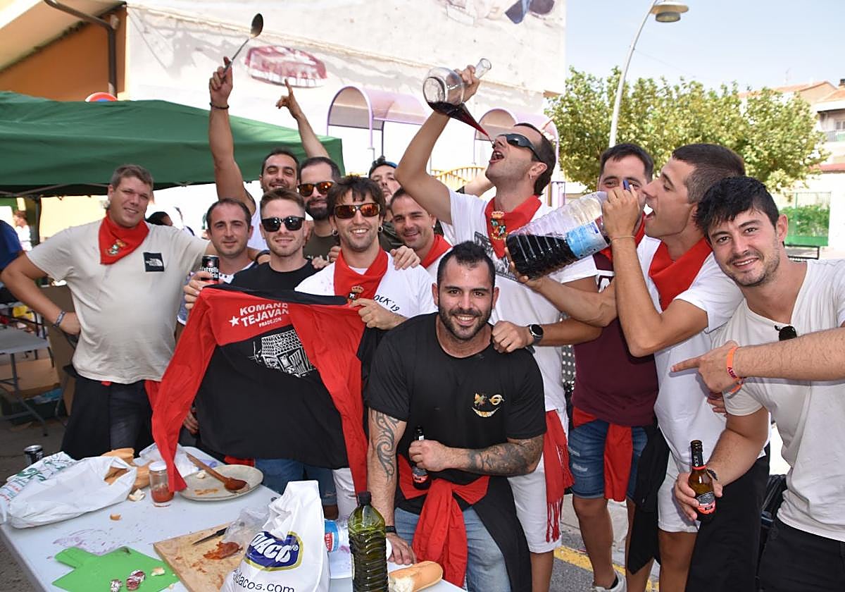 Pradejoneros disfrutando de la tercera jornada de las fiestas de San Antonio.