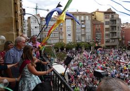 Lanzamiento del cohete en el Ayuntamiento de Haro.