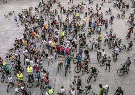 Imagen secundaria 1 - Medio millar de personas en la bicicletada de Logroño más numerosa