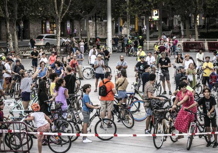 Imagen principal - Medio millar de personas en la bicicletada de Logroño más numerosa