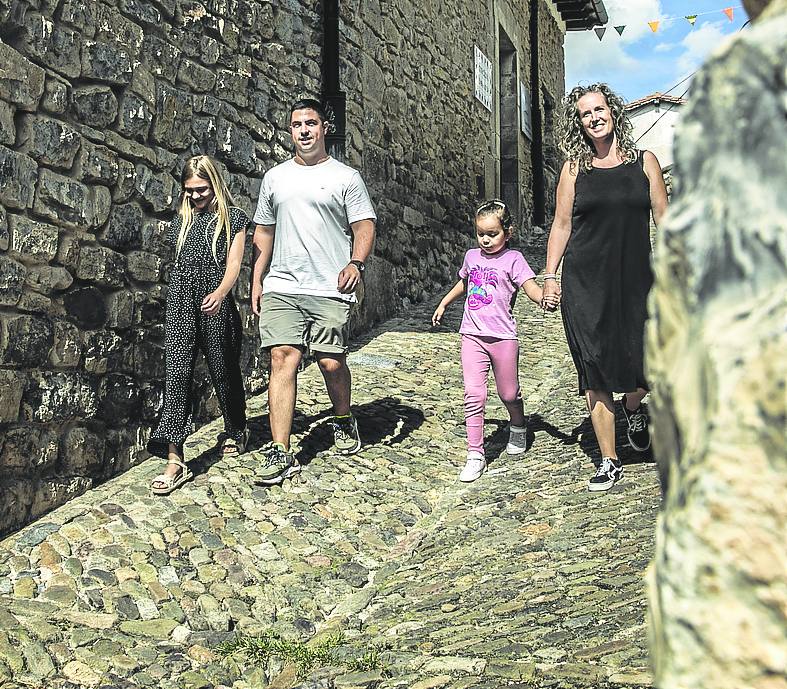 Carmen, Óscar, Carla y Paula pasean por una calle de SanRomán.